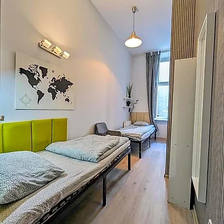 Fabryczna Centrum 호스텔 *